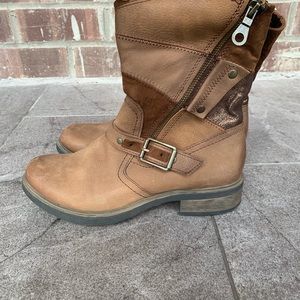 Light brown sparkle detailed boots  NWT!